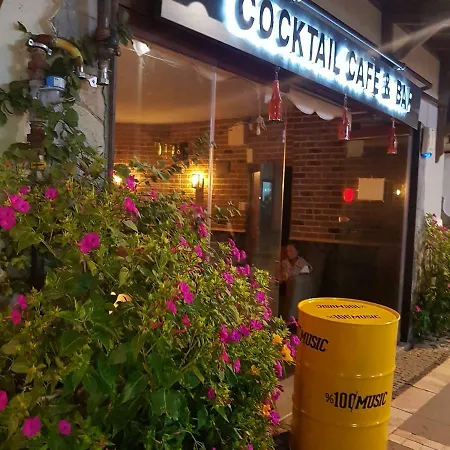 לינה וארוחת בוקר Cocktail *